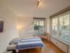 Grüne Oase mit Sicherheit: Gartenwohnung in geschlossenem Areal - Schlafzimmer mit Blick ins Grüne