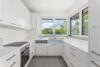 Moderne Dachgeschosswohnung mit Terrasse in Waldperlach - Separate, moderne Küche mit schönem Blick ins Grüne