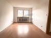 Sanierungsbedürftige 2-Zimmer Wohnung mit Balkon - Gemütliches Schlafzimmer